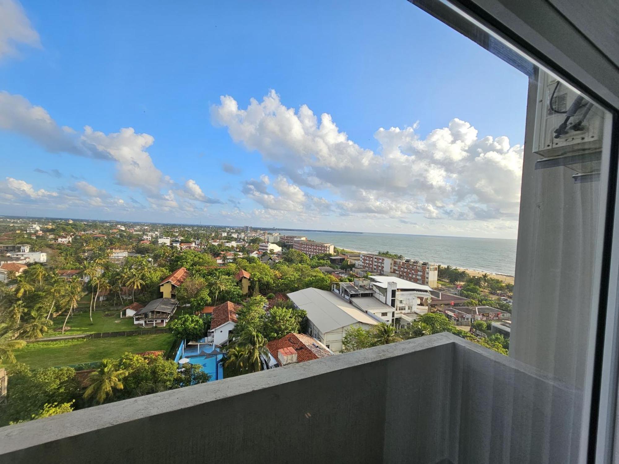 Ocean Breeze Sea View Luxury Apartments Negombo Exterior foto